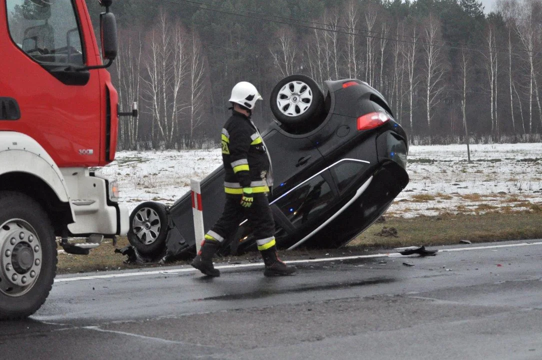 Dachowanie na DK9 w Cmolasie dzień przed Wigilią. Kierowcy nie zgodzili się z decyzją policjantów. Winę rozstrzygnie sąd - Zdjęcie główne