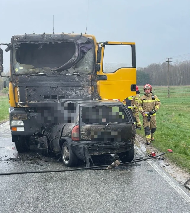 Tragiczny wypadek w Czarnej Sędziszowskiej. Auto zostało zmiażdżone i doszło do pożaru [ZDJĘCIA] - Zdjęcie główne