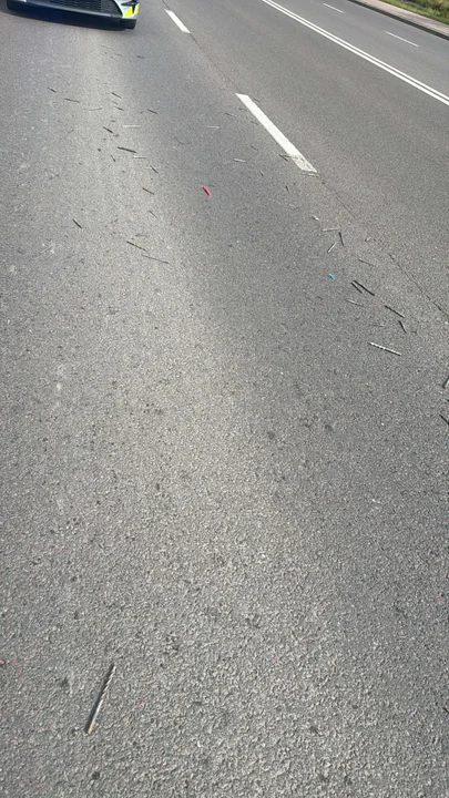 Śruby i wiertła na drodze w Sanoku