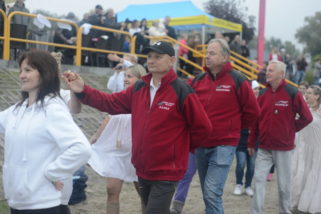 "Jezioro Aniołów" nad Jeziorem Tarnobrzeskim - zatańczyli poloneza na plaży