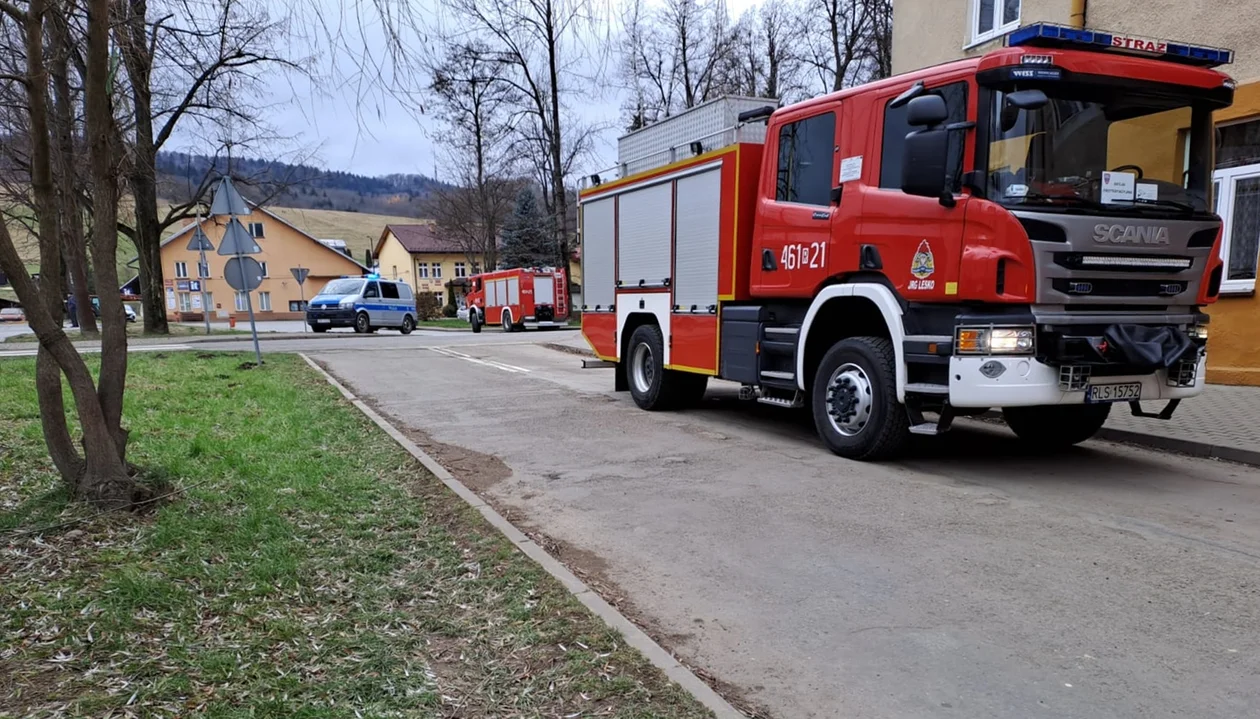 Pożar sadzy w budynku wielorodzinnym w Baligrodzie. Na miejscu pracowały trzy jednostki straży pożarnej [ZDJĘCIA] - Zdjęcie główne