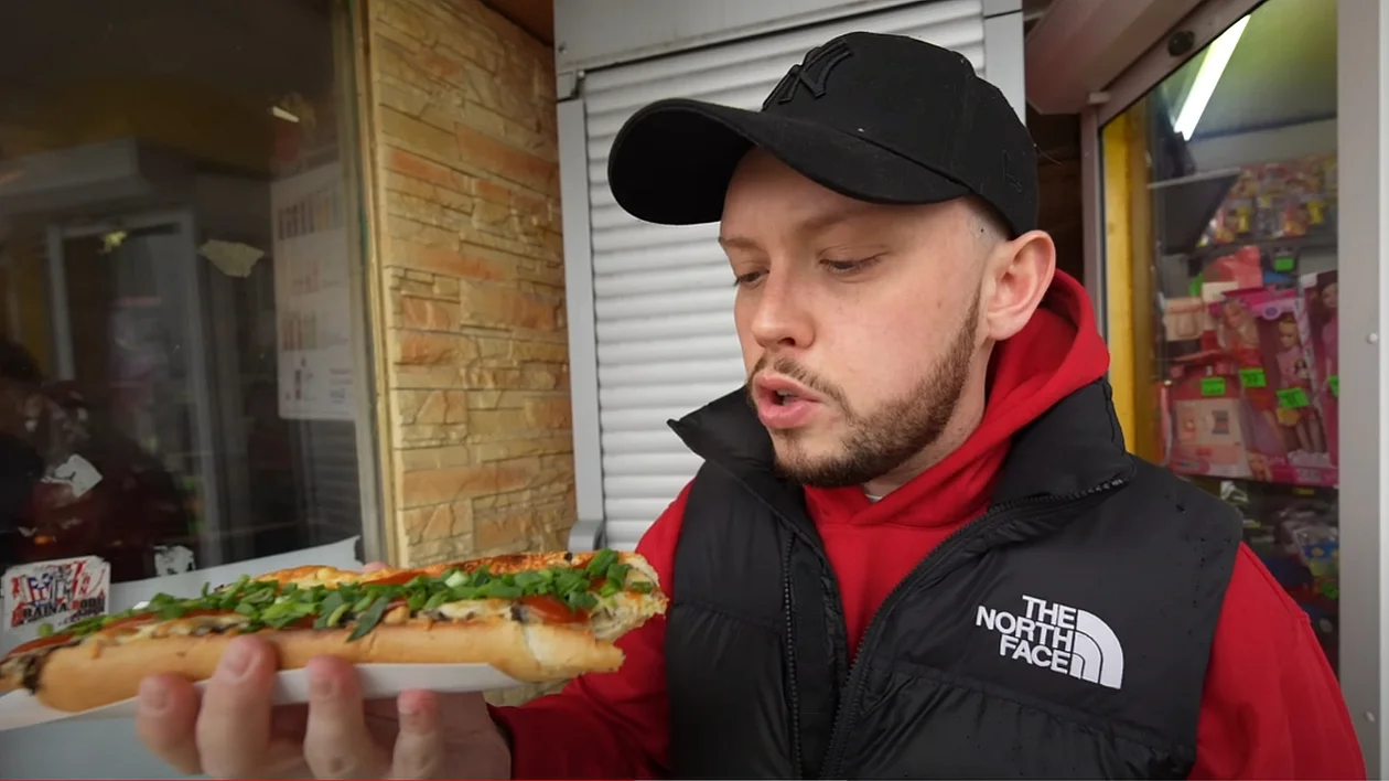 Youtuber Książulo zakończył kulinarną wizytę w Rzeszowie testem zapiekanek. Jak ocenił dworcowego fast fooda? [WIDEO] - Zdjęcie główne