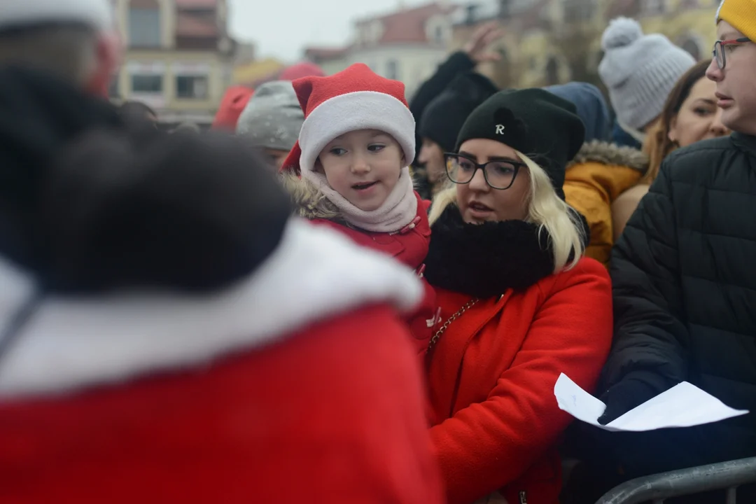 19. Parada Mikołajów w Tarnobrzegu wjazd na Rynek i rozdawanie słodkości