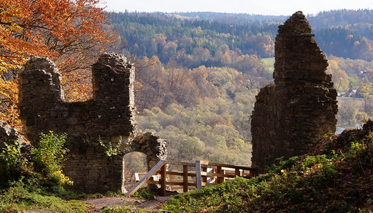 Ruiny, piękne widoki na dolinę Sanu i Bieszczady. Jesienna aura zachęca do odwiedzenia pozostałości po zamku na Górze Sobień [ZDJĘCIA] - Zdjęcie główne