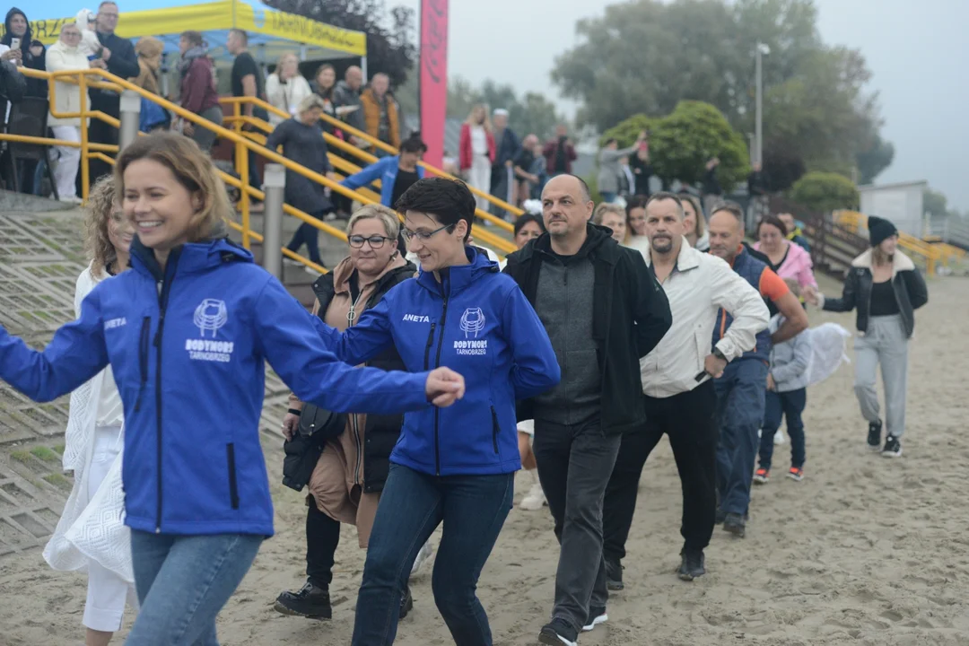 "Jezioro Aniołów" nad Jeziorem Tarnobrzeskim - zatańczyli poloneza na plaży