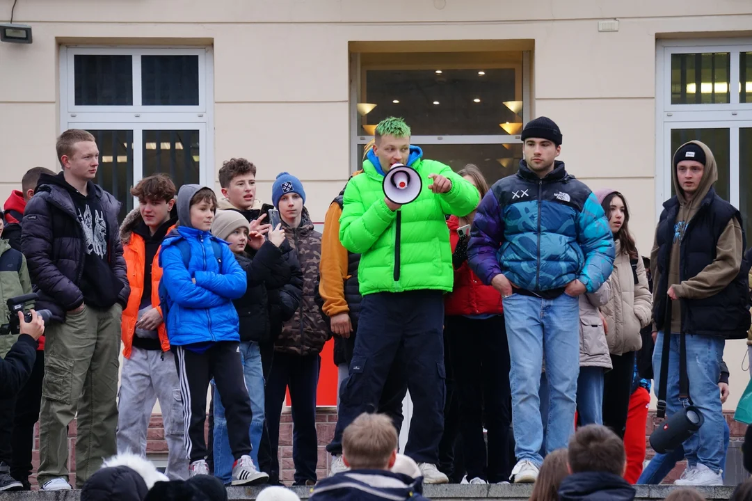 Muzyk i znani wśród młodego pokolenia youtuberzy przyjechali do Ustrzyk Dolnych, by nagrać teledysk. W klipie wystąpiła młodzież z bieszczadzkich miejscowości [ZDJĘCIA] - Zdjęcie główne