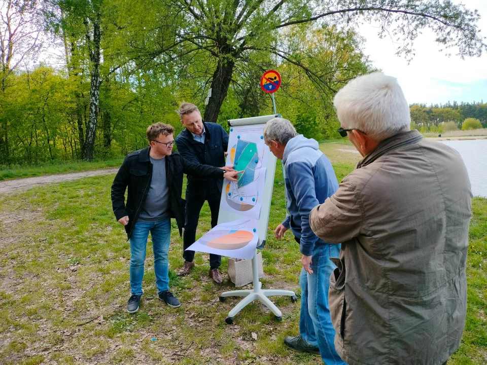 Wizja lokalna z mieszkańcami na terenie Stawów Cyranowskich