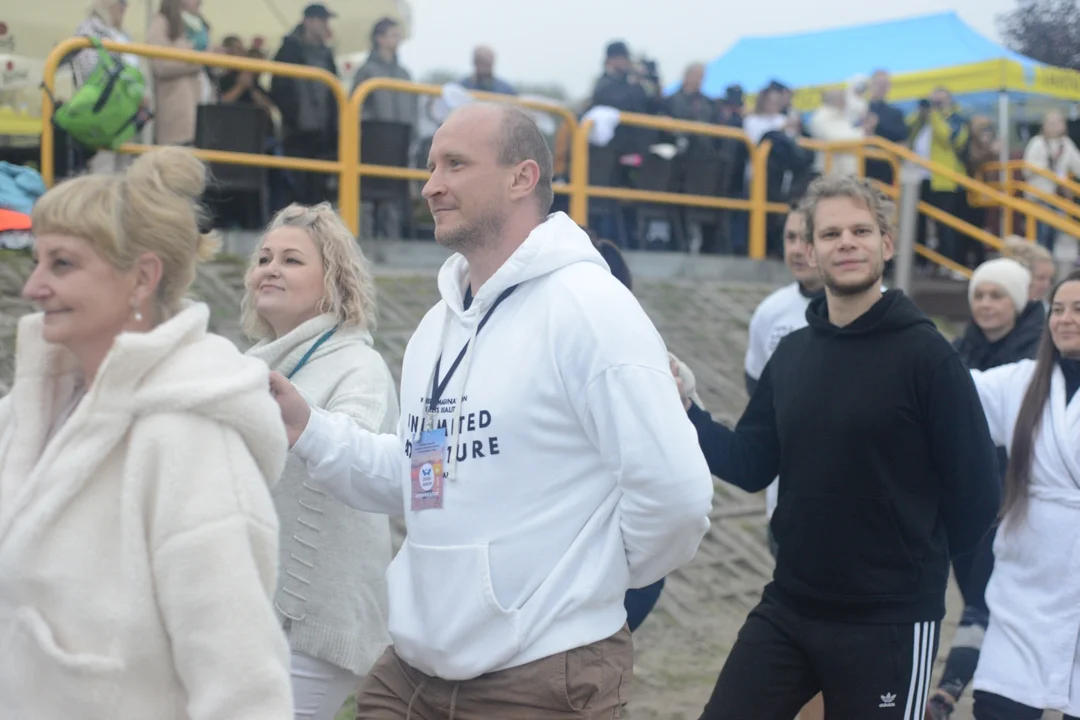 "Jezioro Aniołów" nad Jeziorem Tarnobrzeskim - zatańczyli poloneza na plaży