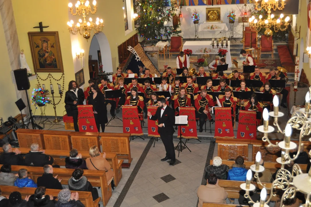 Koncert kolęd Orkiestry Dętej Dobrynin w kościele w Dobryninie