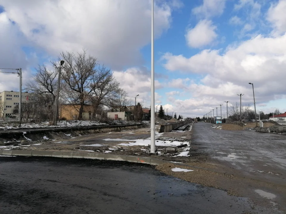 Modernizacja terenu wokół stacji kolejowej. Budowa dróg, chodników, parkingów. Demontaż rampy rozładunkowej.