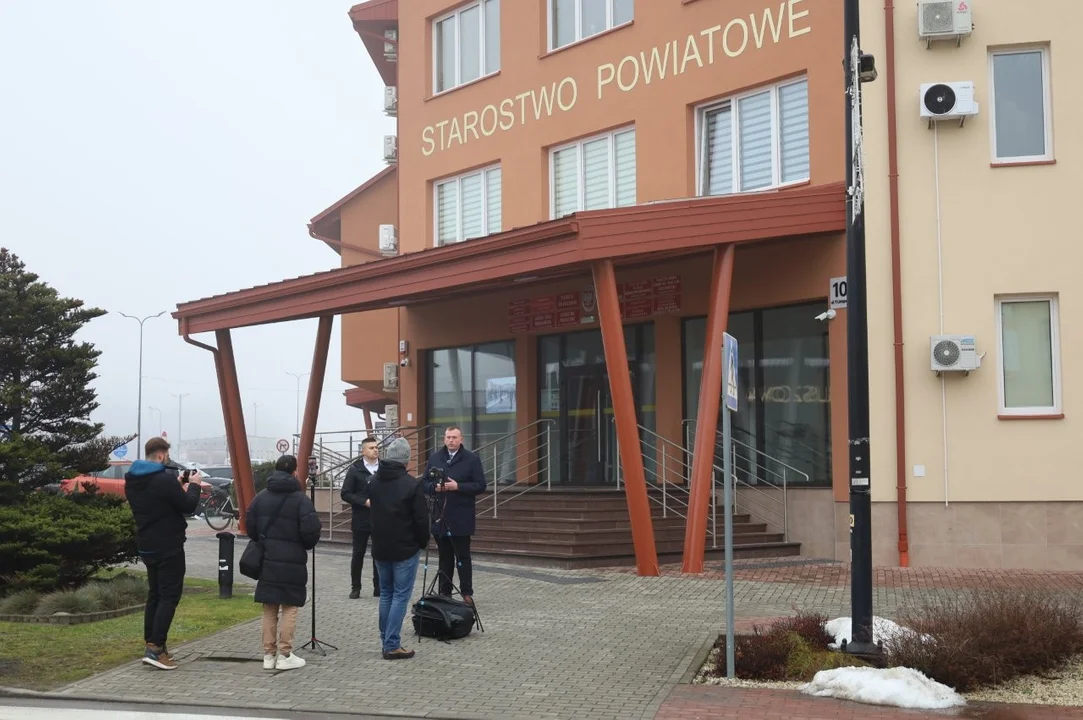 Konferencja Tomasza Buczka pod starostwem - 1 grudnia 2025 r.