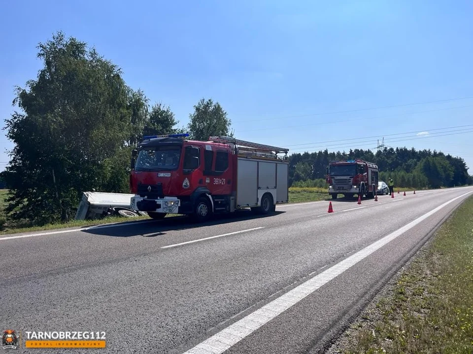 Ciężarówka w rowie na drodze krajowej numer 9