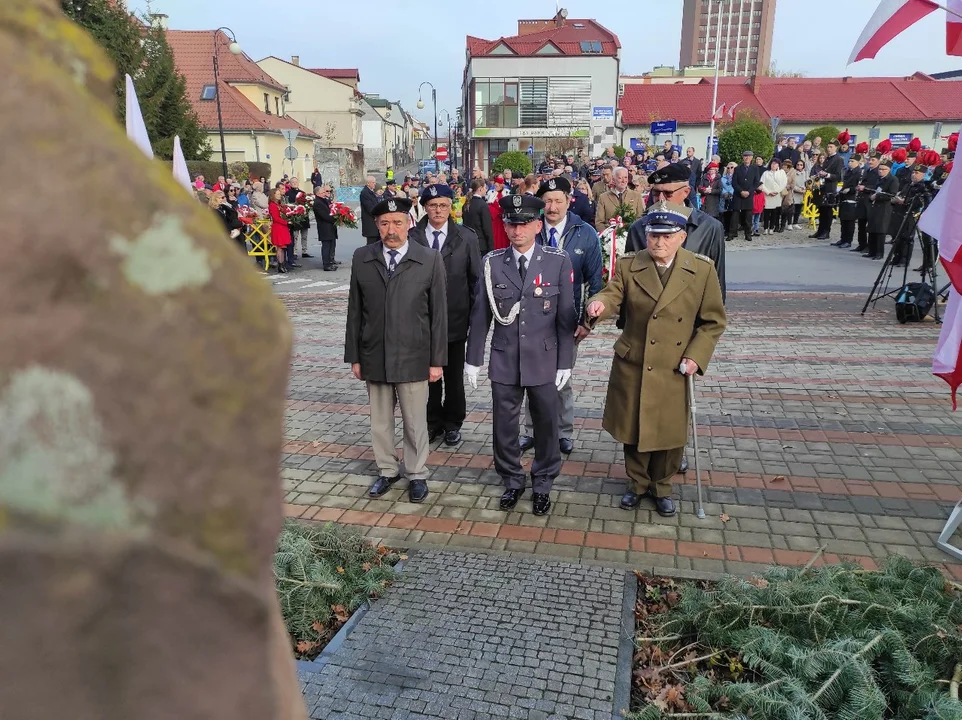 Narodowe Święto Niepodległości w Tarnobrzegu. Uroczystości przy pomniku Marszałka Józefa Piłsudskiego. - 104 lata temu narodziła się nowoczesna Polska - mówi prezydent miasta Dariusz Bożek [ZDJĘCIA - CZĘŚĆ 1]