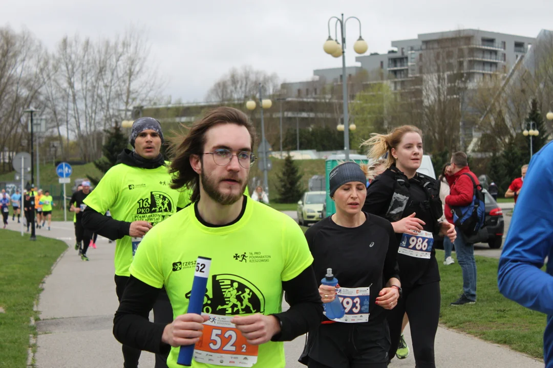 16. PKO Półmaraton Rzeszowski. Szczęśliwi biegacze na trasie oraz na meci