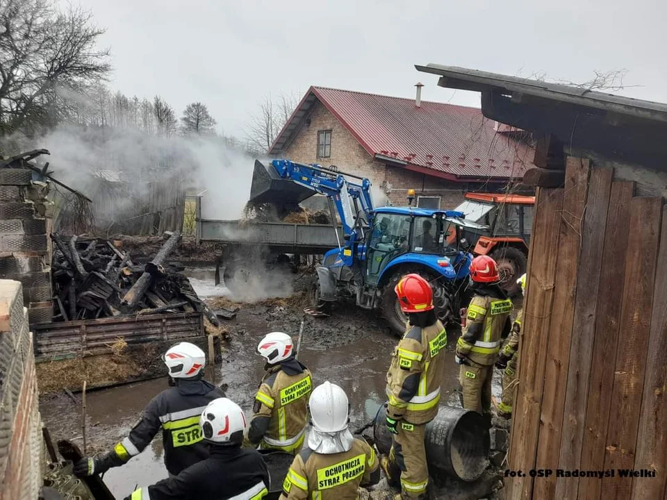 Groźny pożar w Dulczy Wielkiej. Spłonęła stodoła i zagrożony był dom [ZDJĘCIA] - Zdjęcie główne
