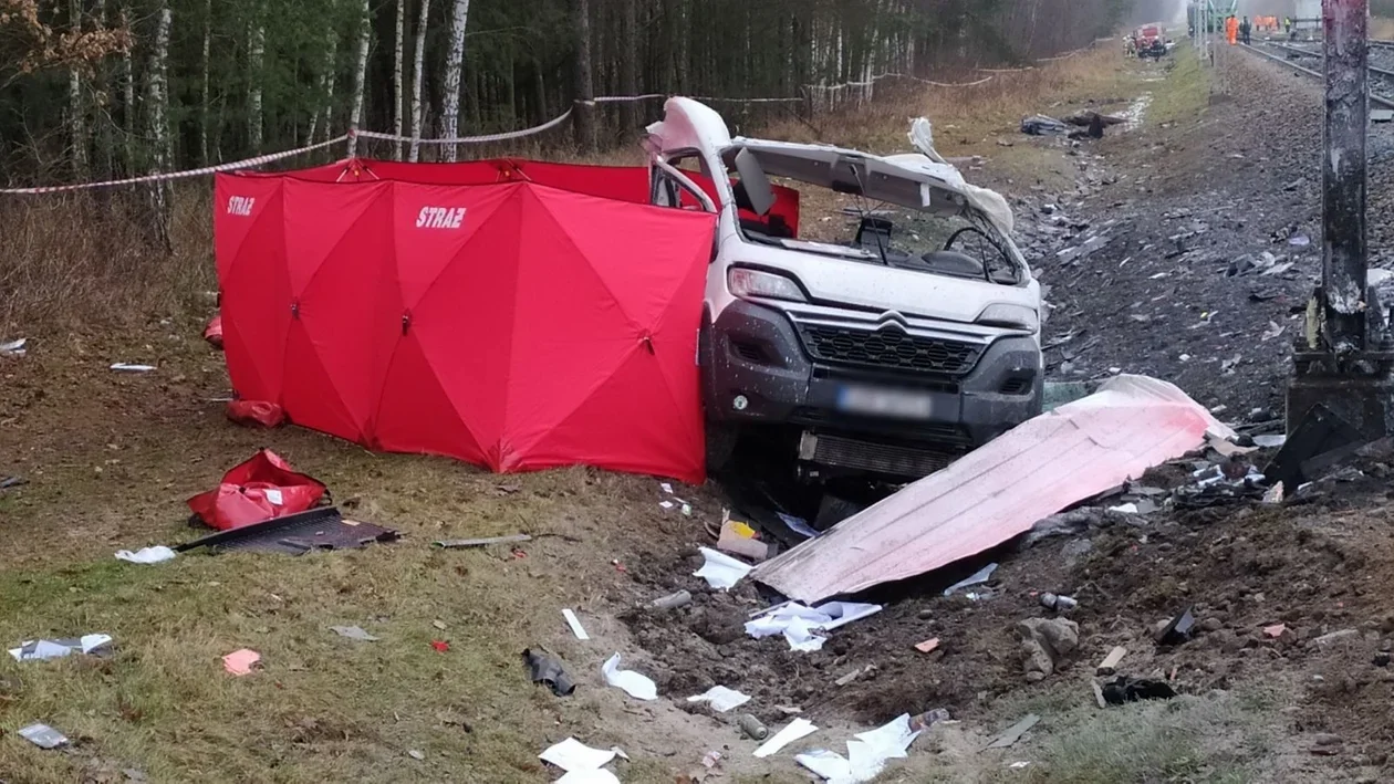 Tragedia w Widełce. Na tym przejeździe kolejowym zginęły dwie osoby. To miejsce ma stać się bezpieczne przez rogatki [ZDJĘCIA, WIDEO] - Zdjęcie główne