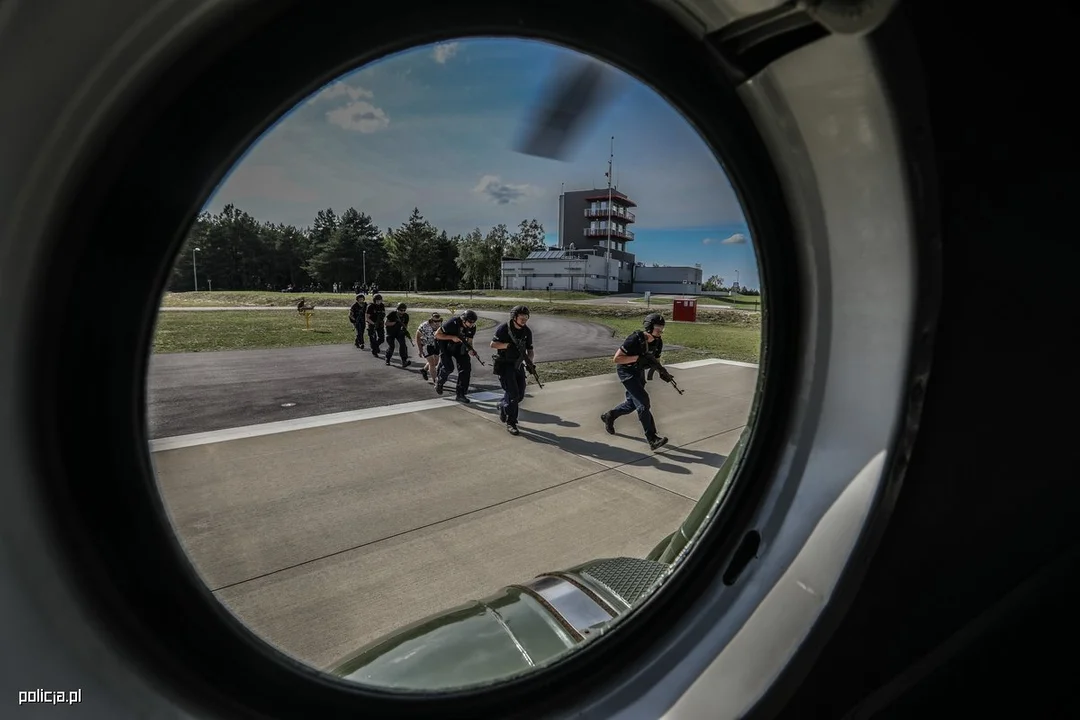 Wielkie ćwiczenia policji na poligonie w Nowej Dębie