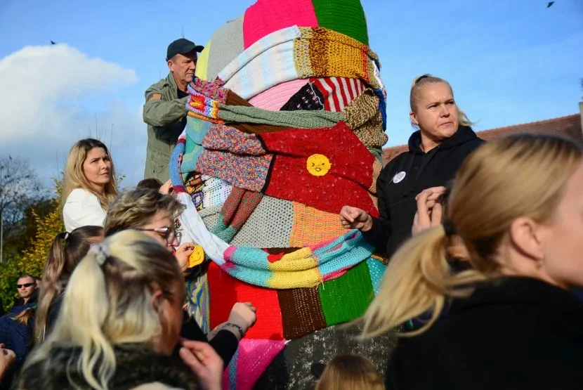 Zrobili ubranko i szalik dla... glana! Rzeźba buta, który jest symbolem festiwalu w Jarocinie, wygląda teraz rewelacyjnie [ZDJĘCIA, WIDEO] - Zdjęcie główne