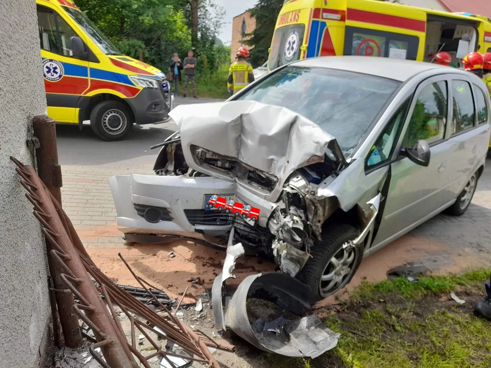 W Radomyślu kierowca wjechał w budynek. 3 osoby ranne [ZDJĘCIA] - Zdjęcie główne