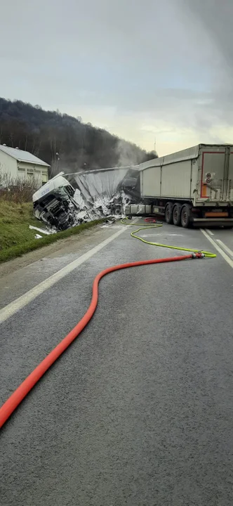 Groźny wypadek w Lipowicy. Dwie osoby ranne w zderzeniu dwóch ciężarówek [ZDJĘCIA]