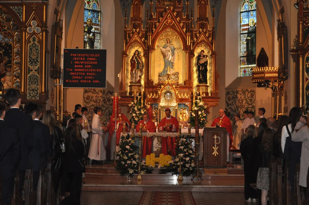 „Niech zstąpi Duch Twój i odnowi ziemię”. Uroczystość bierzmowania w kościele parafialnym w Przecławiu [ZDJĘCIA] - Zdjęcie główne