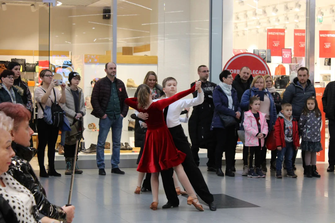 Występ tancerzy Centrum Tańca Gala podczas grania WOŚP