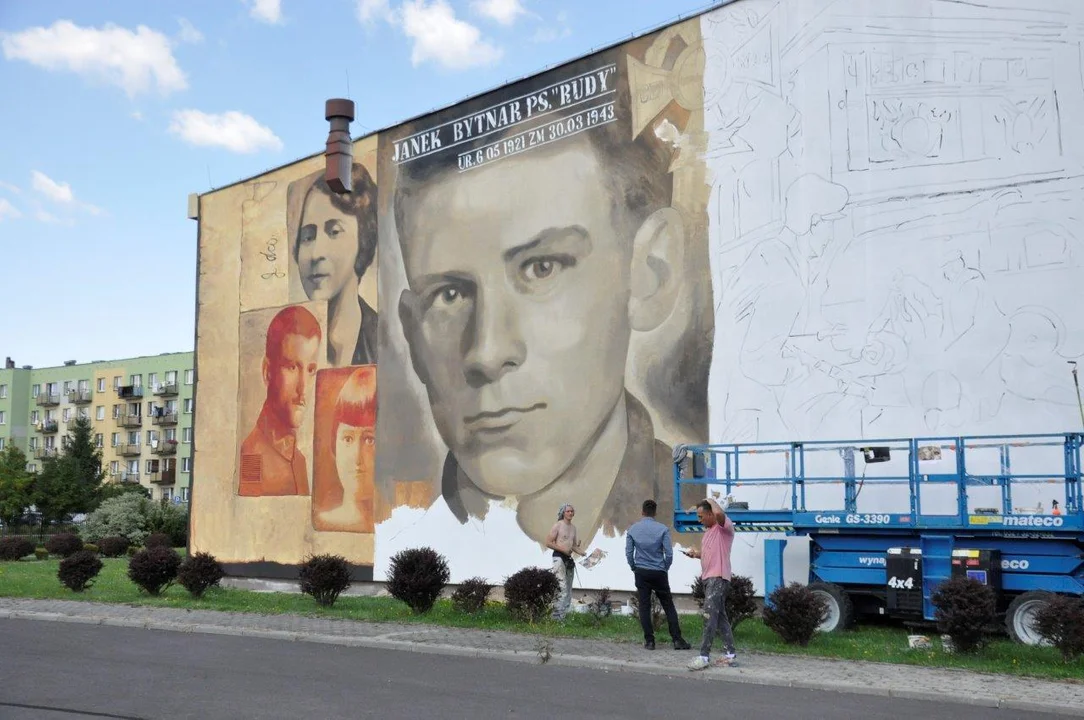 Mural powstaje na ścianie Liceum Ogólnokształcącego w Kolbuszowej