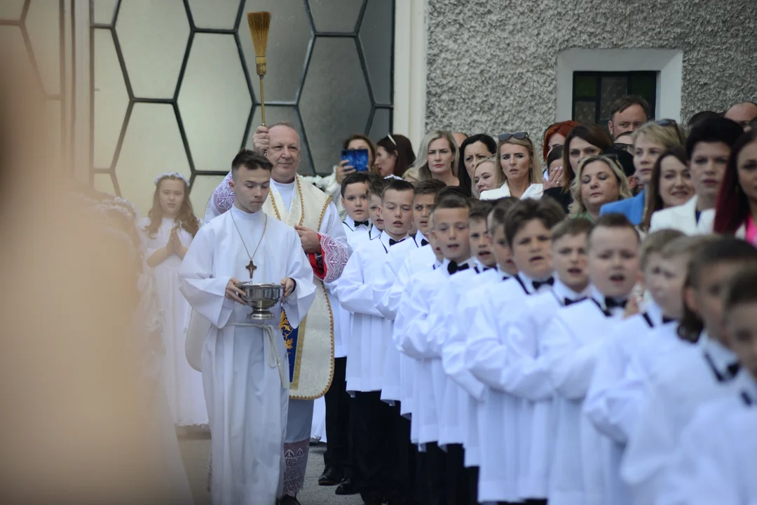 Pierwsza Komunia Święta dzieci ze Szkoły Podstawowej numer 10 w Tarnobrzegu. Parafia Matki Bożej Nieustającej Pomocy