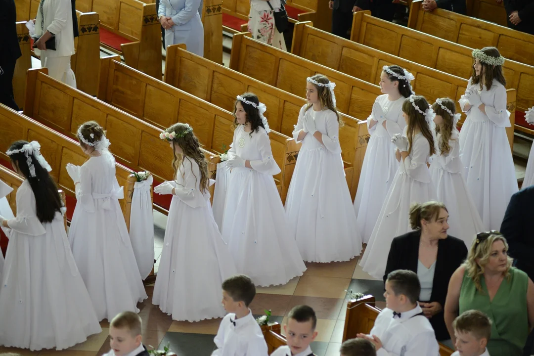 Pierwsza Komunia Święta dzieci ze Szkoły Podstawowej numer 10 w Tarnobrzegu. Parafia Matki Bożej Nieustającej Pomocy