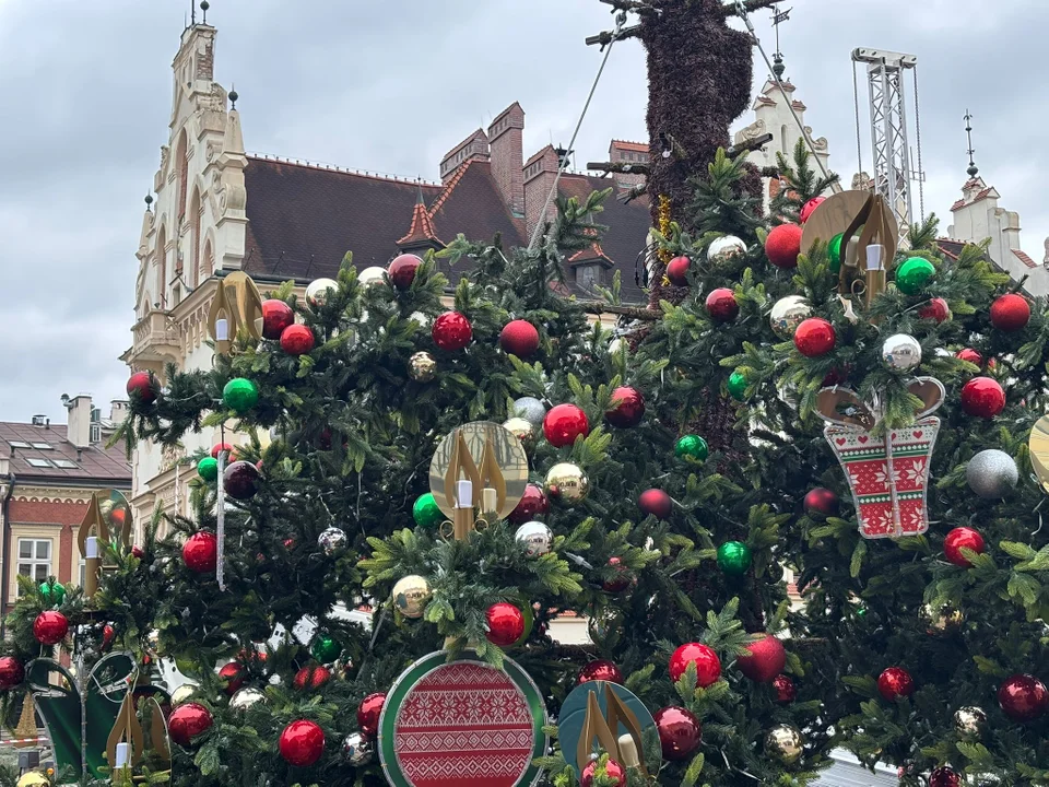 Przygotowania świątecznego miasteczka w Rzeszowie