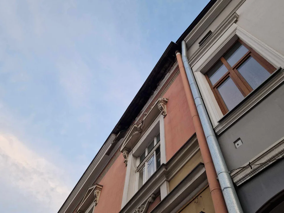 Gzyms z budynku spadł na chodnik w Sanoku