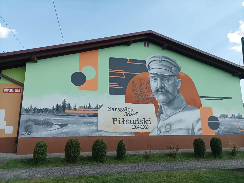 Niesamowity mural powstał na szkole w Ostrowach Tuszowskich. Przestawia patrona placówki [ZDJĘCIA] - Zdjęcie główne
