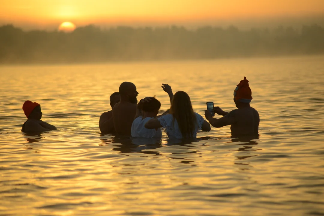Przyjdź 1 grudnia na "Jezioro Aniołów". Będą niespodzianki. Zobacz najlepsze zdjęcia z ostatnich edycji tej akcji nad Jeziorem Tarnobrzeskim - Zdjęcie główne