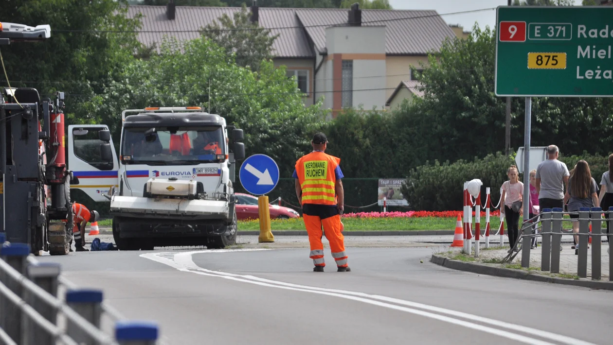 Duże utrudnienia w ruchu w Kolbuszowej. Drogowcy pracują na kolbuszowskim rondzie. Jak długo? [ZDJĘCIA] - Zdjęcie główne