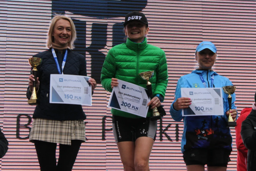 PKO Półmaraton Rzeszowski. Zwycięzcy na podium na skwerze Millenium Hall