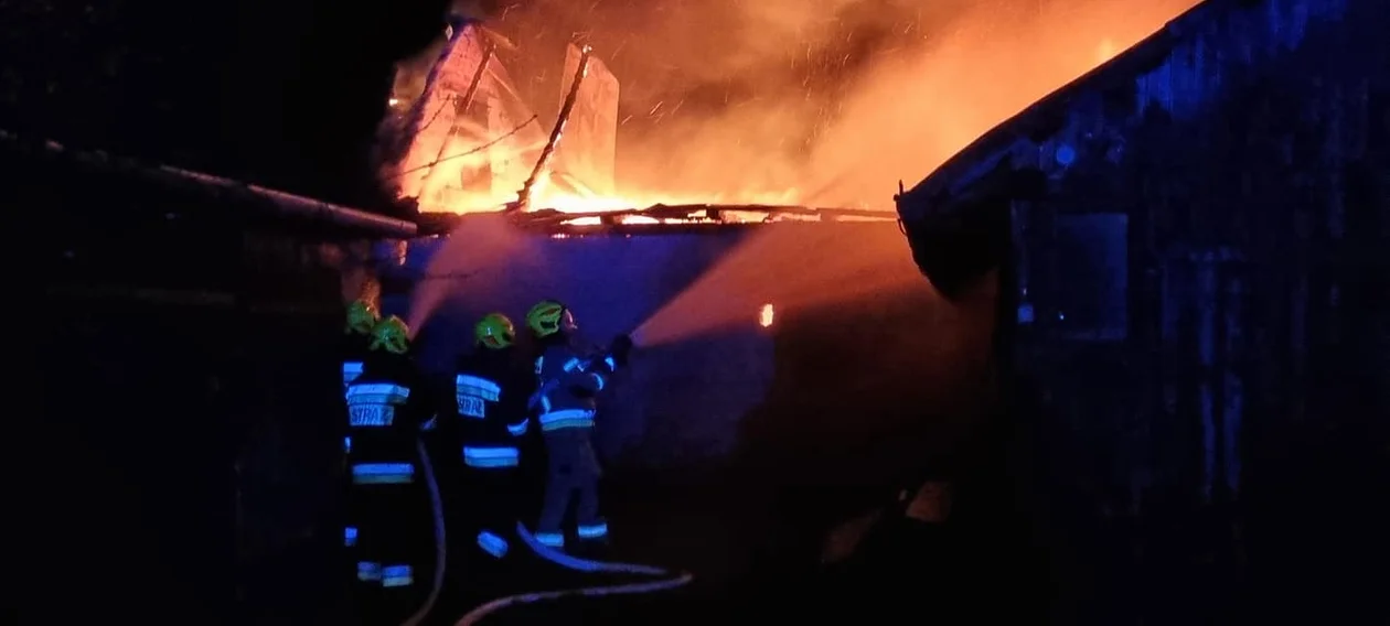 Kolbuszowska straż o pożarze, w którym doszczętnie spłonął garaż w Komorowie. Z ogniem walczyło 28 strażaków. Policja bada sprawę - Zdjęcie główne