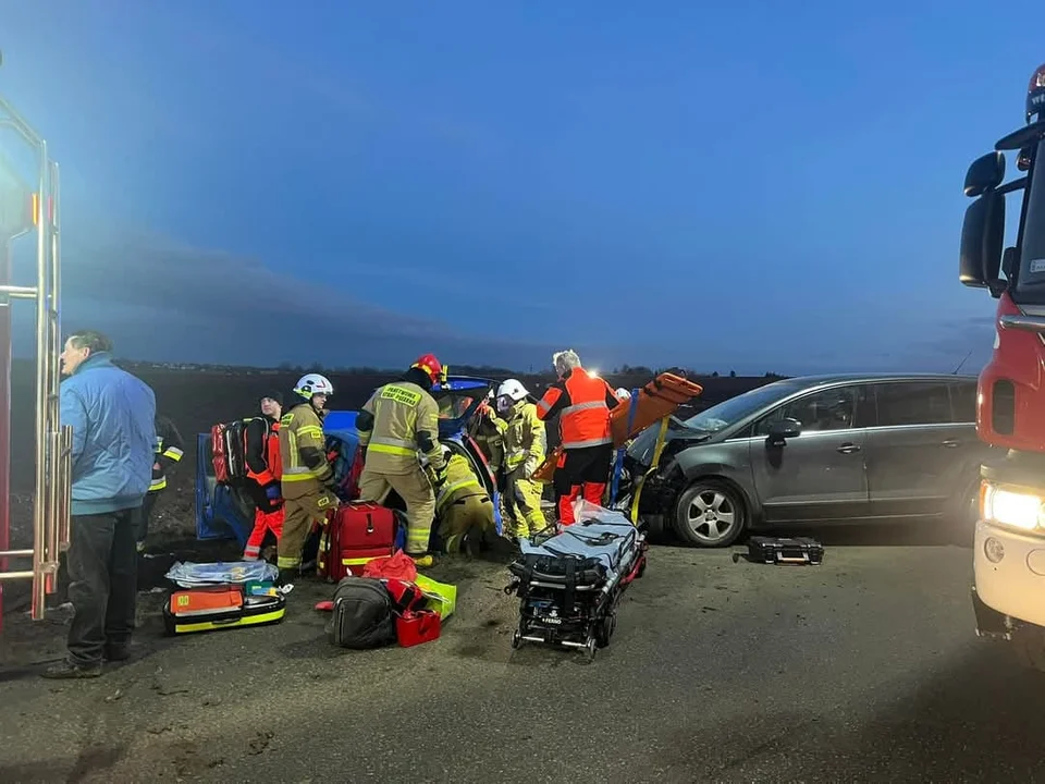 Wypadek na drodze powiatowej w Markowej. Trzy osoby trafiły do szpitala