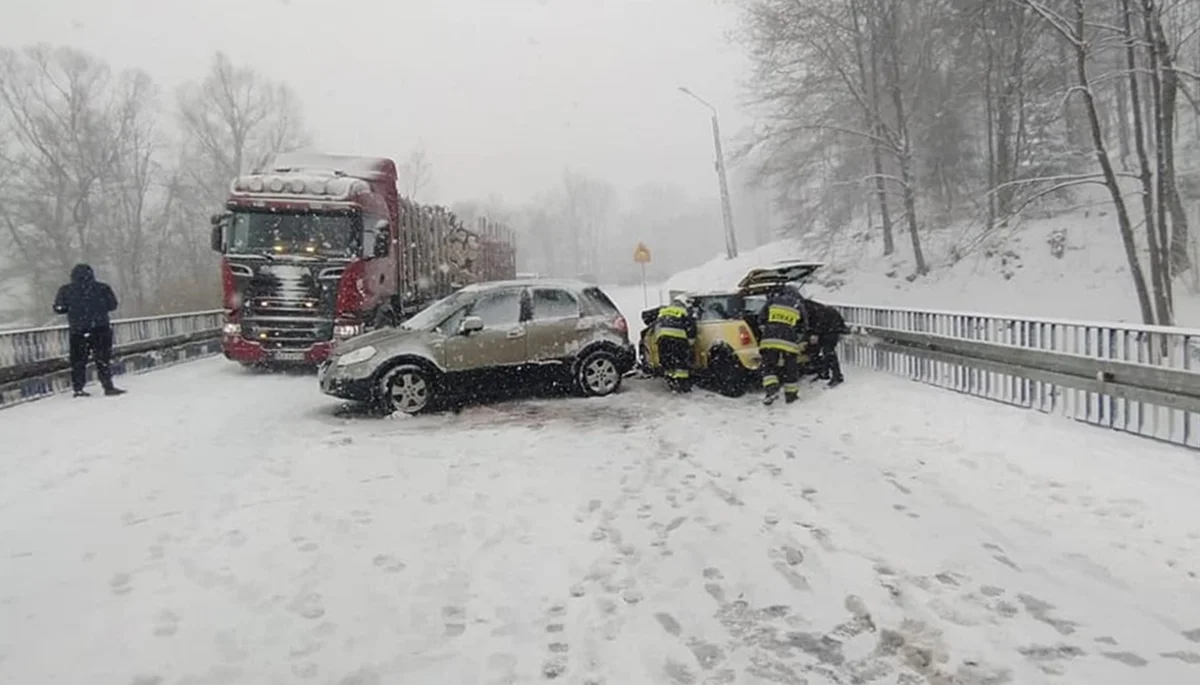 Zderzenie dwóch pojazdów na krajowej 84 w Stefkowej. Jedna osoba została poszkodowana [ZDJĘCIA] - Zdjęcie główne