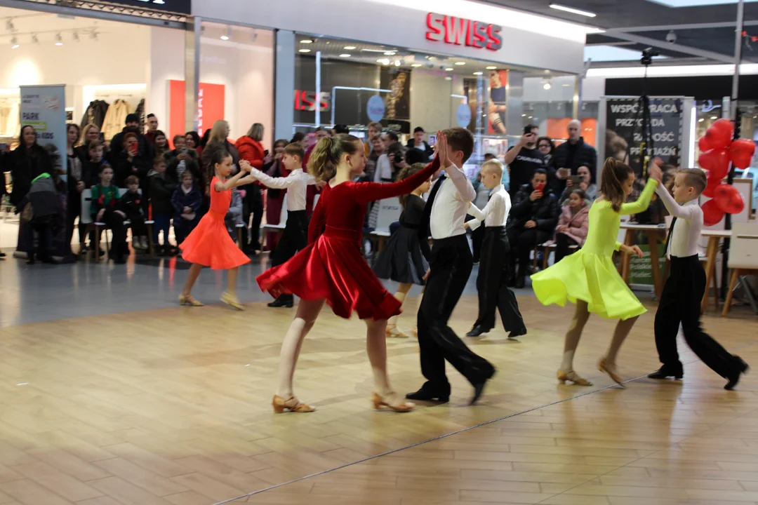 Występ tancerzy Centrum Tańca Gala podczas grania WOŚP