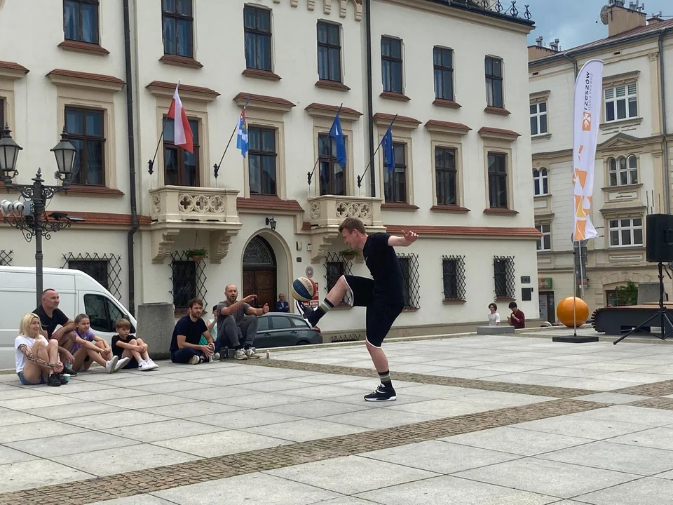 Paweł „Dazzle” Kidoń w Rzeszowie. Niesamowity pokaz basketball freestyle