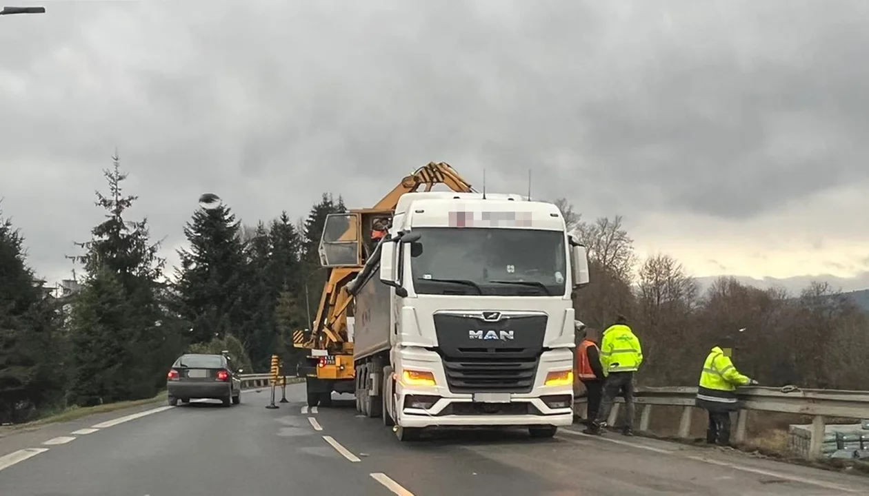 Na drodze krajowej w Lesku naczepa zsunęła się z jezdni. Utrudnienia trwały prawie 5 godzin [ZDJĘCIA] - Zdjęcie główne