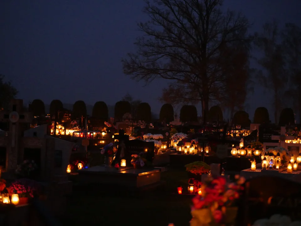 Cmentarze nocą - gmina Radomyśl Wielki