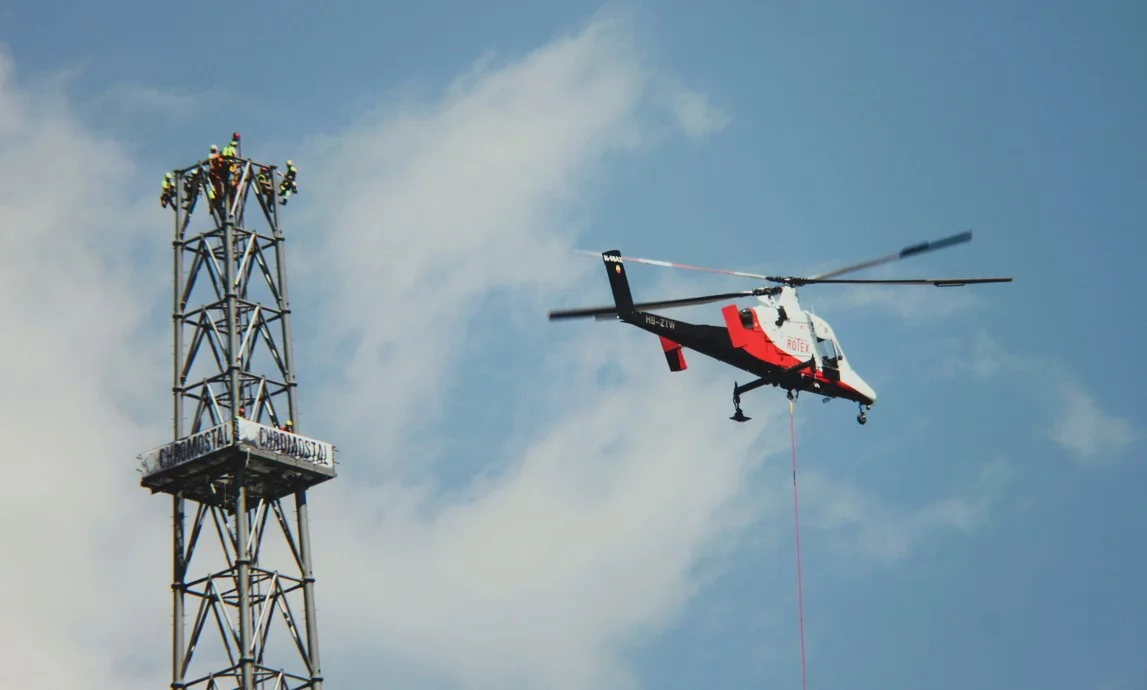 Helikopter w akcji! Trwa montaż iglicy na Olszynkach Park