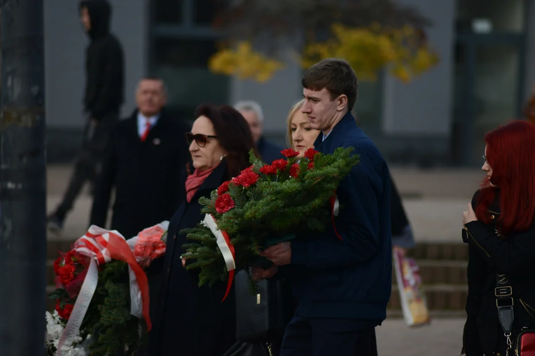 Narodowe Święto Niepodległości w Tarnobrzegu. Uroczystości przy pomniku Marszałka Józefa Piłsudskiego. - 104 lata temu narodziła się nowoczesna Polska - mówi prezydent miasta Dariusz Bożek [ZDJĘCIA - CZĘŚĆ 1]