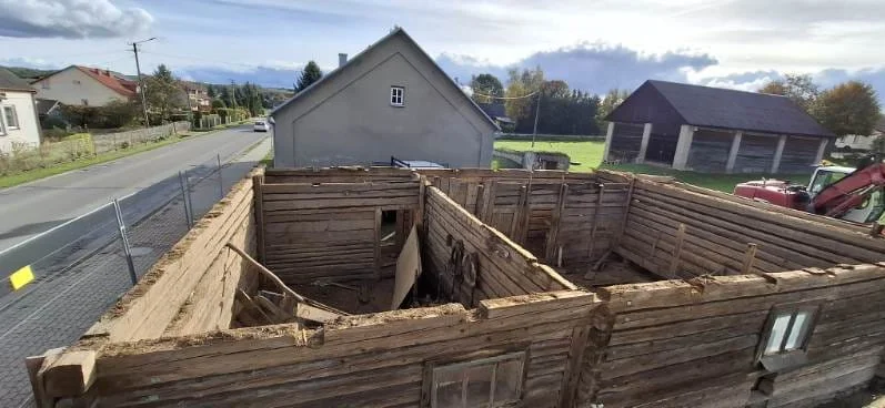 Rozbiórka stajni z Wiercan