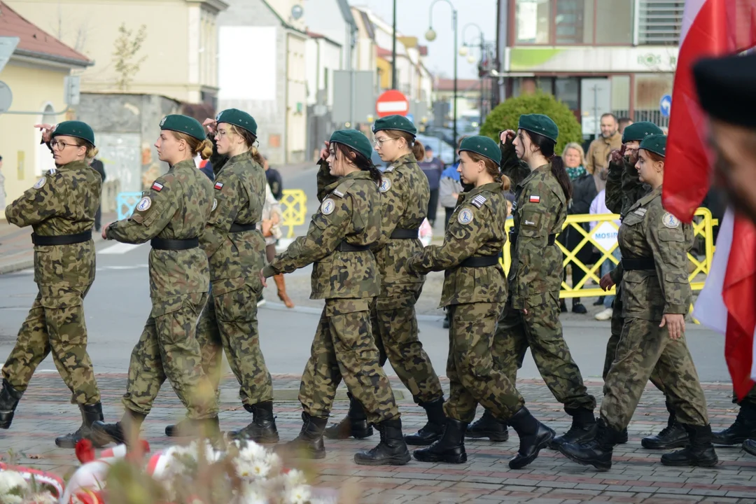 Uroczystości Narodowego Święta Niepodległości w Tarnobrzegu. Poczty sztandarowe, składanie wieńców [ZDJĘCIA - CZĘŚĆ 2] - Zdjęcie główne