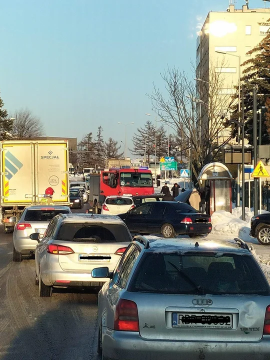 Karambol z udziałem 4 samochodów na ulicy Przemysłowej w Rzeszowie. Są utrudnienia w ruchu - Zdjęcie główne