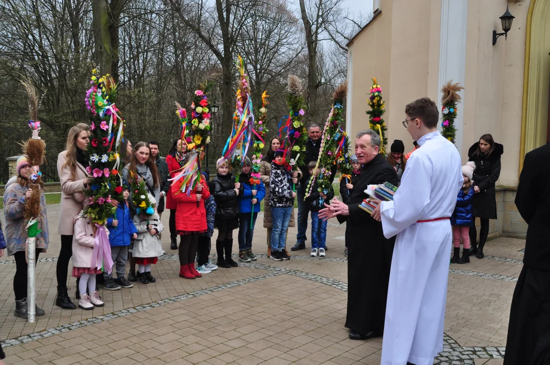 Parafianie w Przecławiu świętowali z pięknymi palmami własnego wykonania