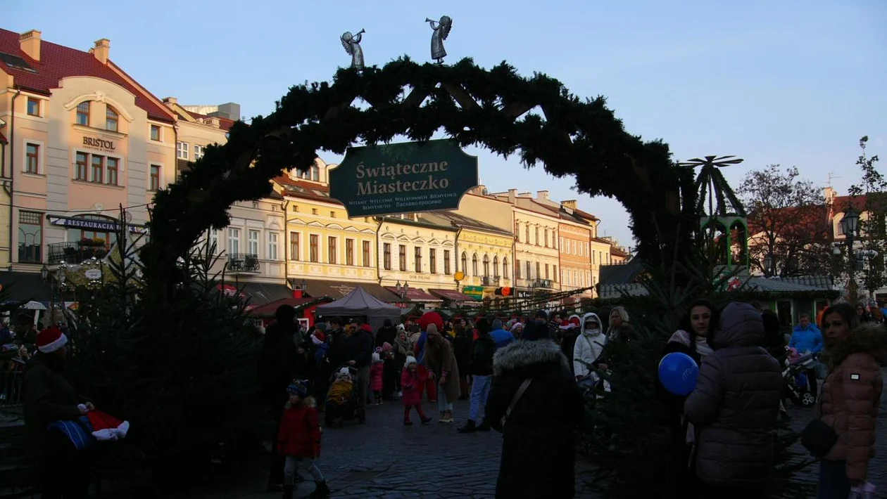 Świąteczne Miasteczko w Rzeszowie jest już otwarte.  Św. Mikołaj zameldował się na Rynku miasta [ZDJĘCIA] - Zdjęcie główne