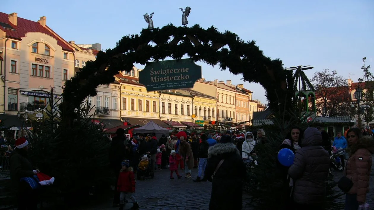 Świąteczne miasteczko w Rzeszowie jest już otwarte